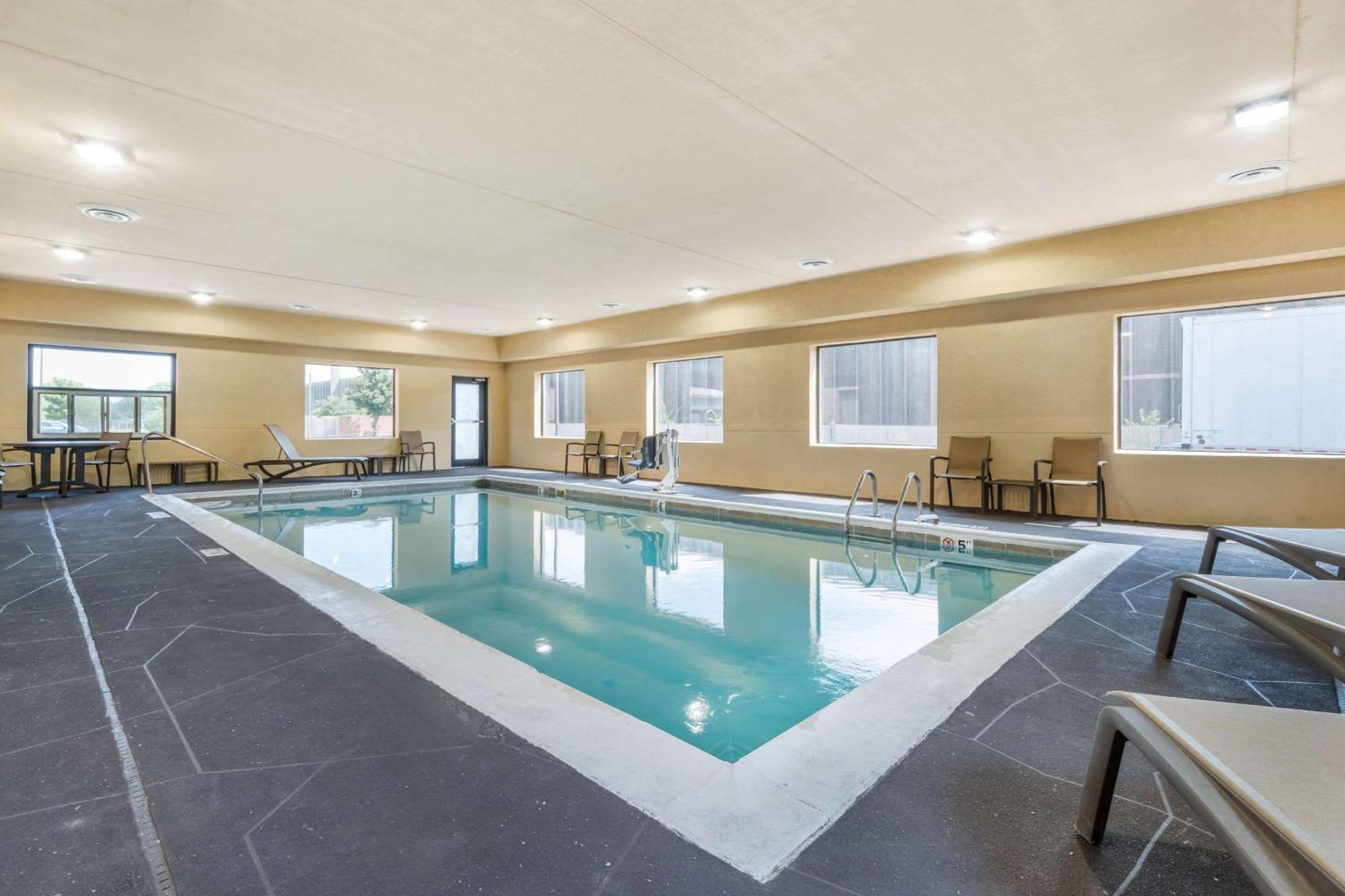 Comfort Suites Louisville Airport Dış mekan fotoğraf